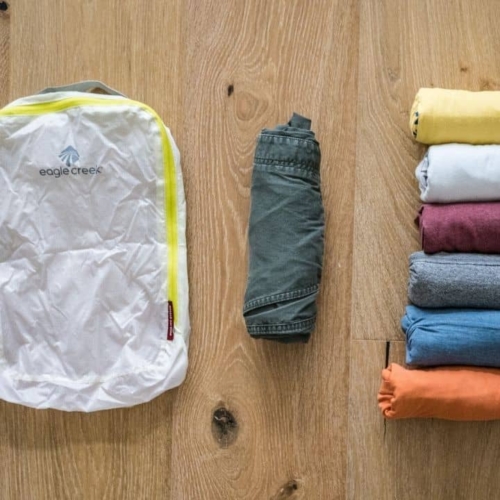 how to roll your clothes featured