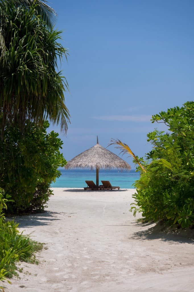 With the bridge to the staff island to the right, I found a nice entry-way shot to the beach.