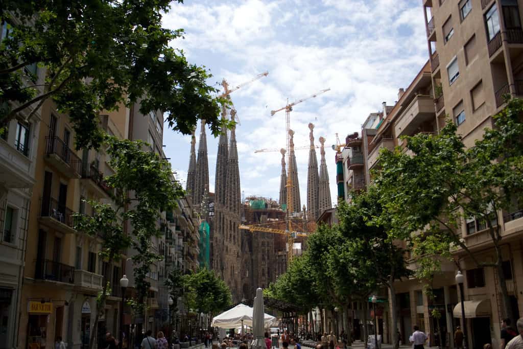 Barcelona-Sagrada-Familia-Far