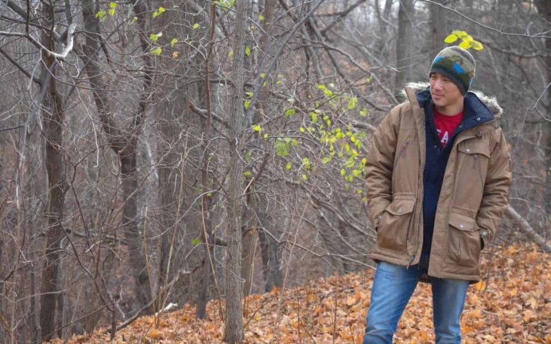 what to wear for hiking in the winter featured