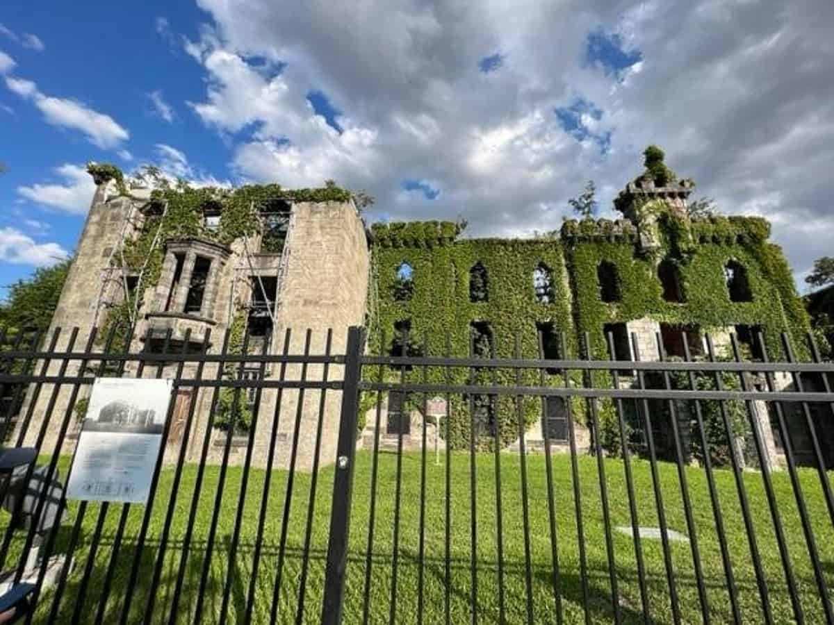 abandoned hospital covered in ivy on roosevelt island