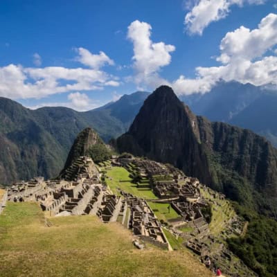 classic photo of machu picchu with huaynu picchu mountain behind