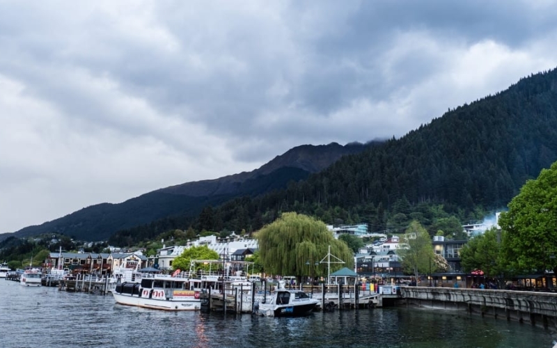 where to stay in queenstown new zealand featured