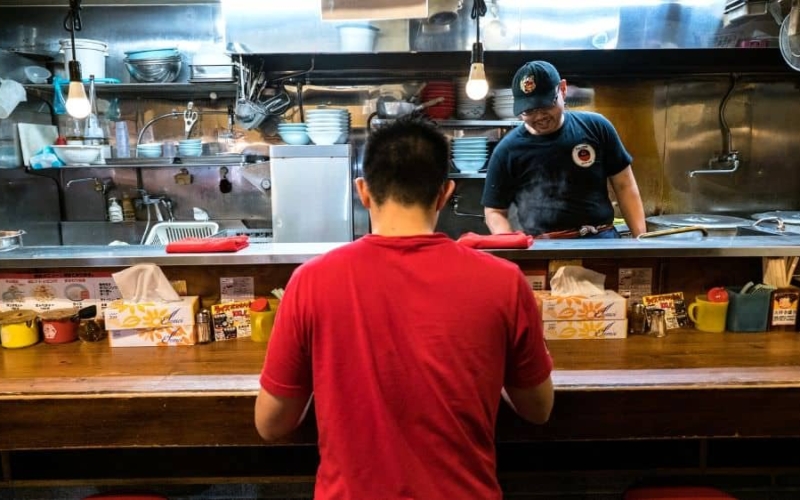 how to eat ramen etiquette featured