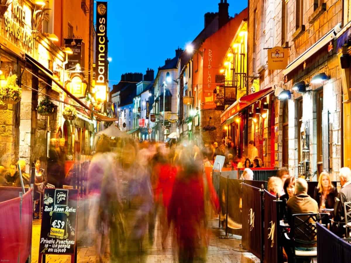 busy nightlife on quay street in galway