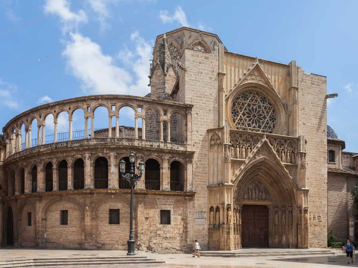 front street view of valencia cathedral