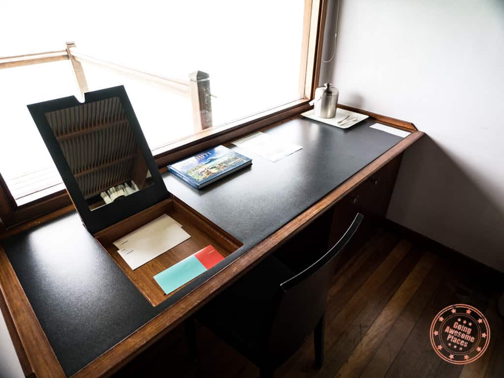 le meridien bora bora overwater bungalow desk