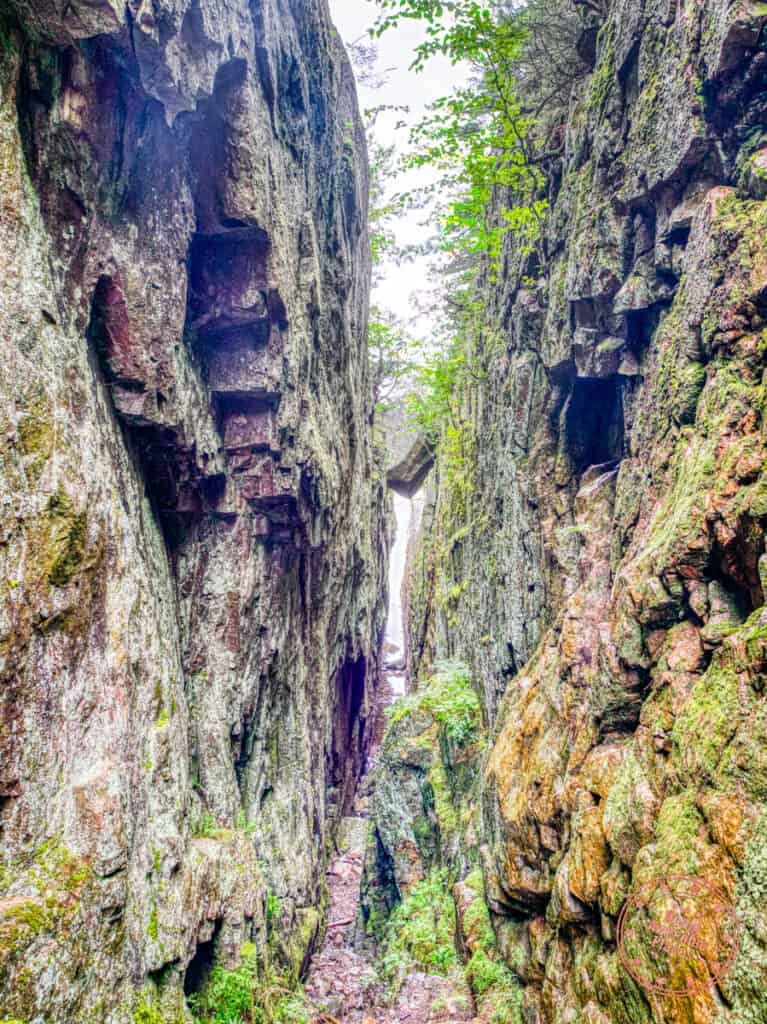 wedged rock viewpoing towards agawa rock pictographs in sault ste marie