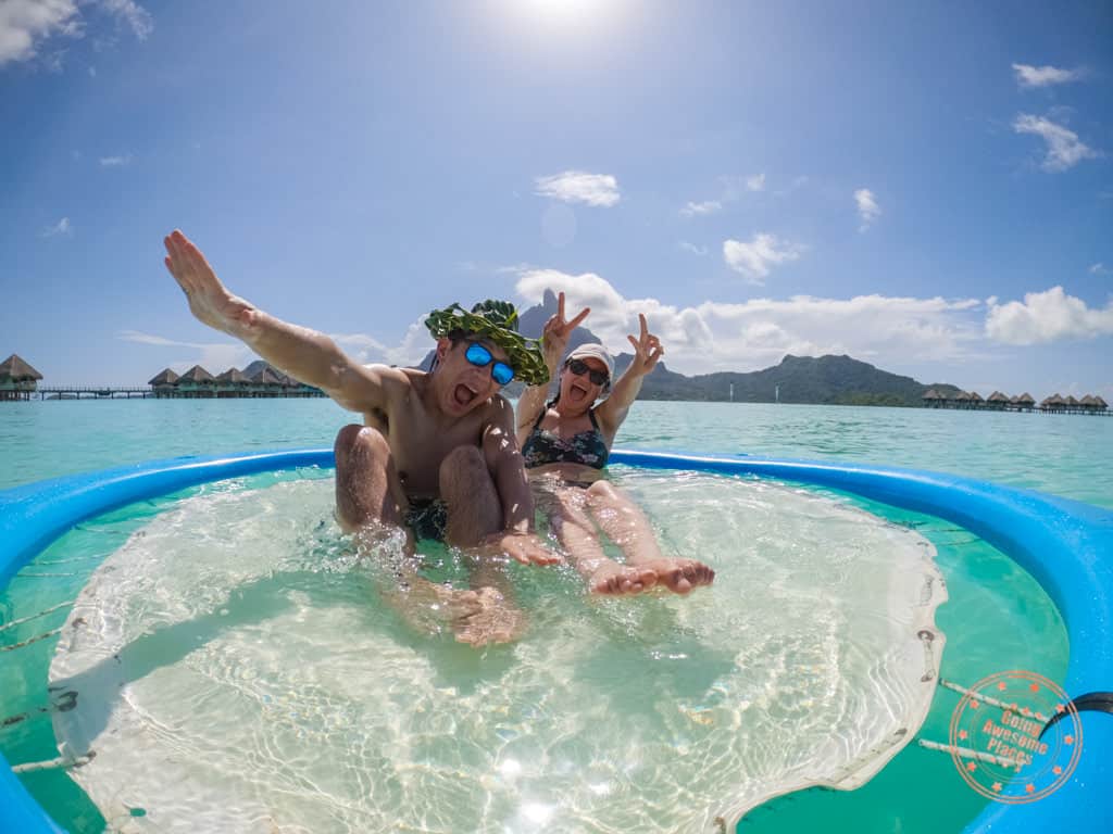 anéis azuis no oceano para relaxar enquanto viaja para Bora Bora
