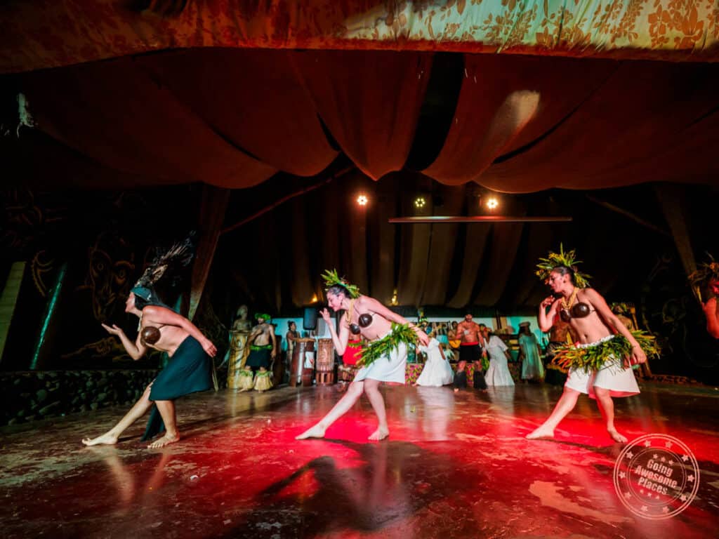 women dancers at kari kari traditional rapa nui dance show