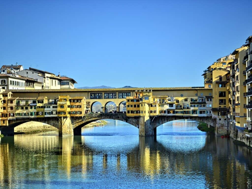 Ponte Vecchio bridge over Arno River during daylight 