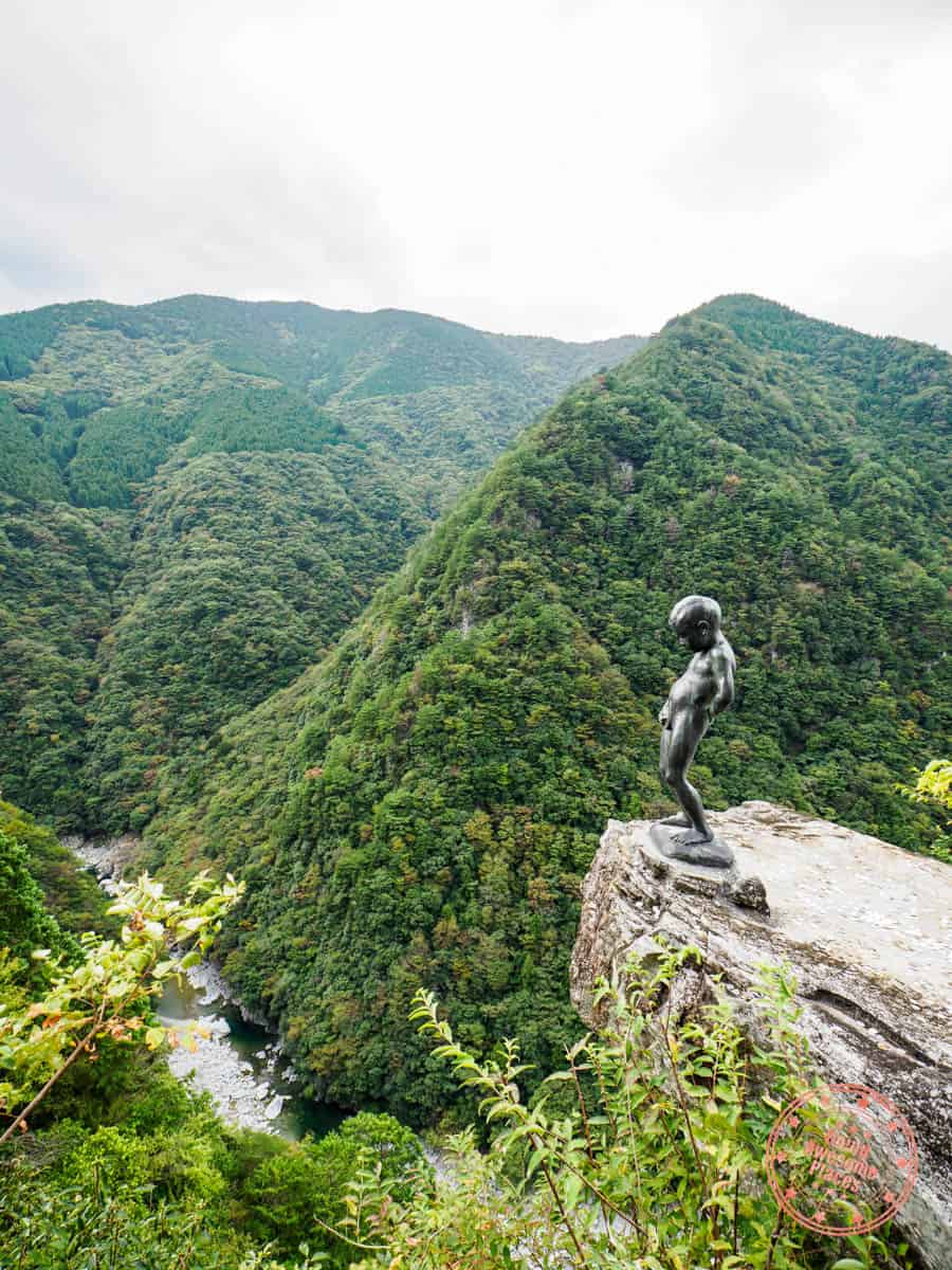 iya valley peeing boy statue