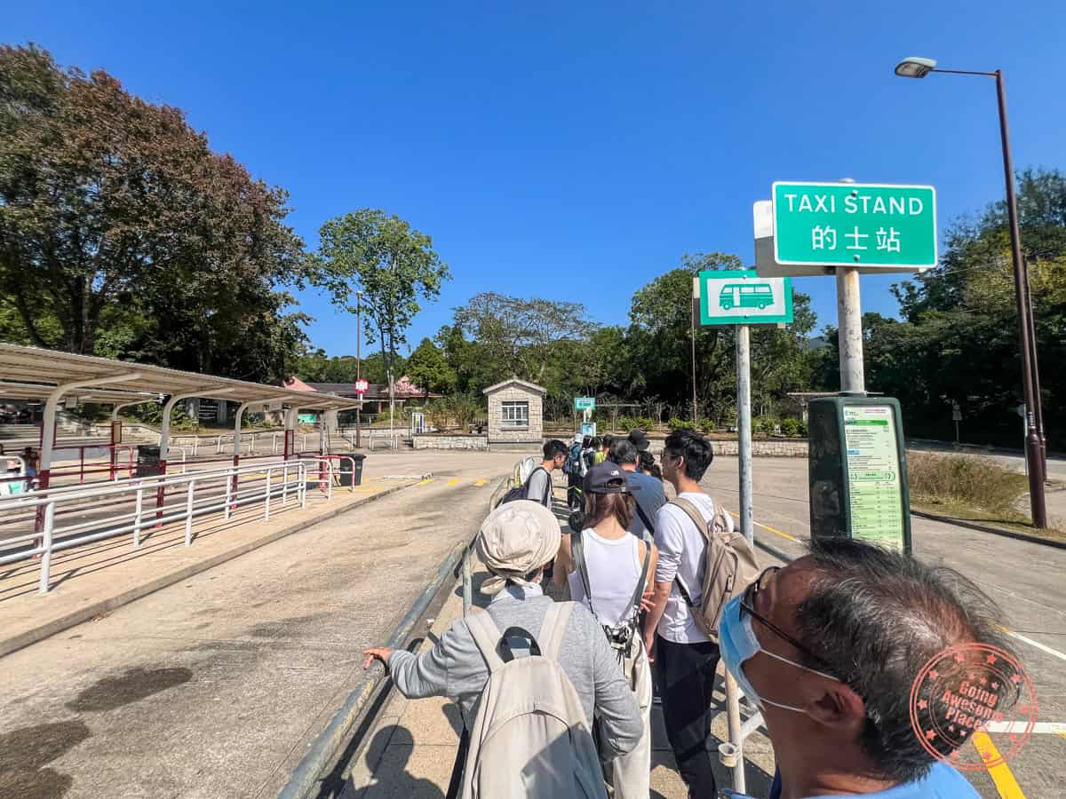 queue at pak tam chung station for green minibus 9a