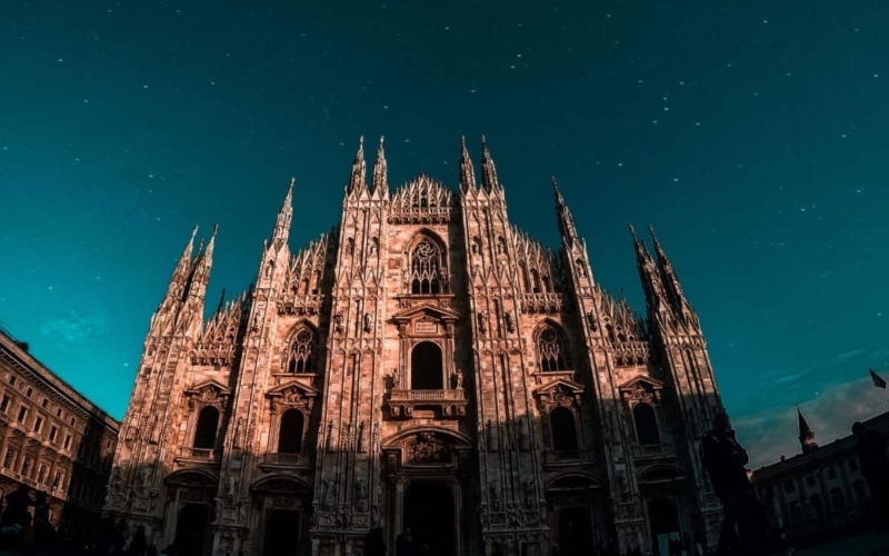 where to stay milan cathedral at night