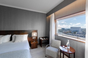 where to stay lisbon olissippo oriente suite with bed and window view