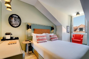 where to stay lisbon vincci baixa bedroom view