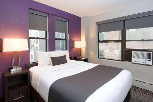 la quinta by wyndham new york city central park bed next to windows