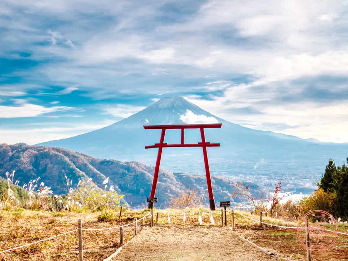 10 Day Japan Itinerary For First Timers - Modern Golden Route tenku no torii photography location at kawaguchiko