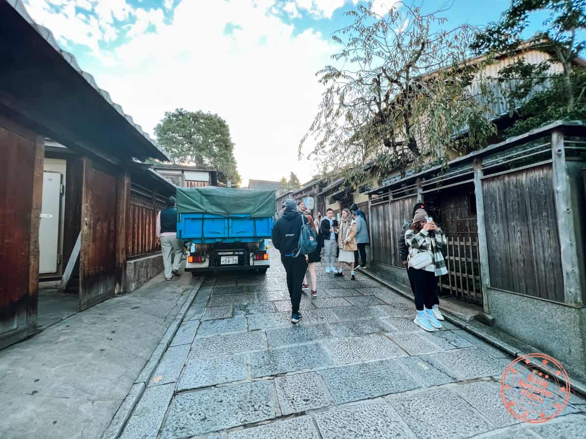 10 Day Japan Itinerary For First Timers - Modern Golden Route yasaka pagoda photography spot with crowd
