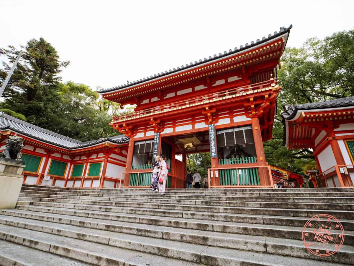 steps leading up to yasaka shrine