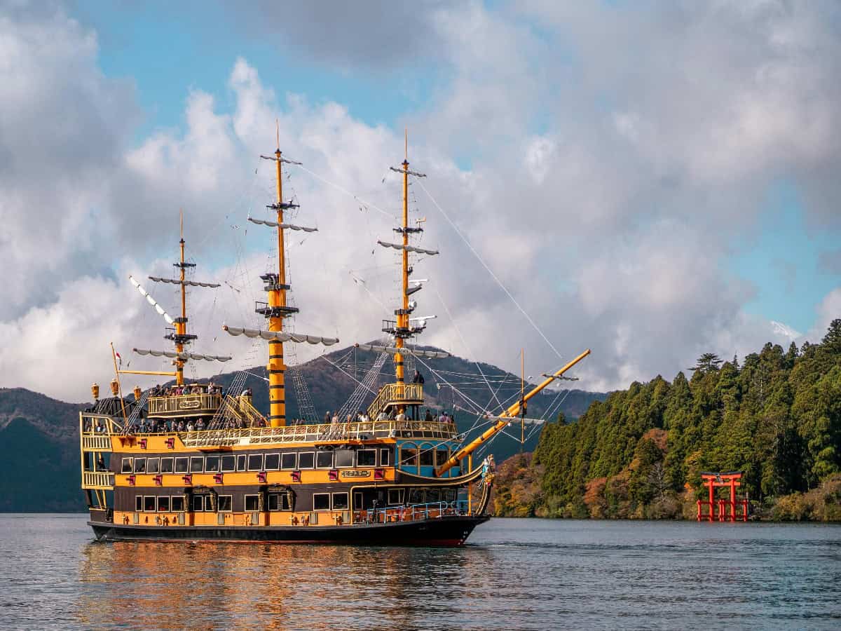 cruise ship on lake ashi in front of mt fuji