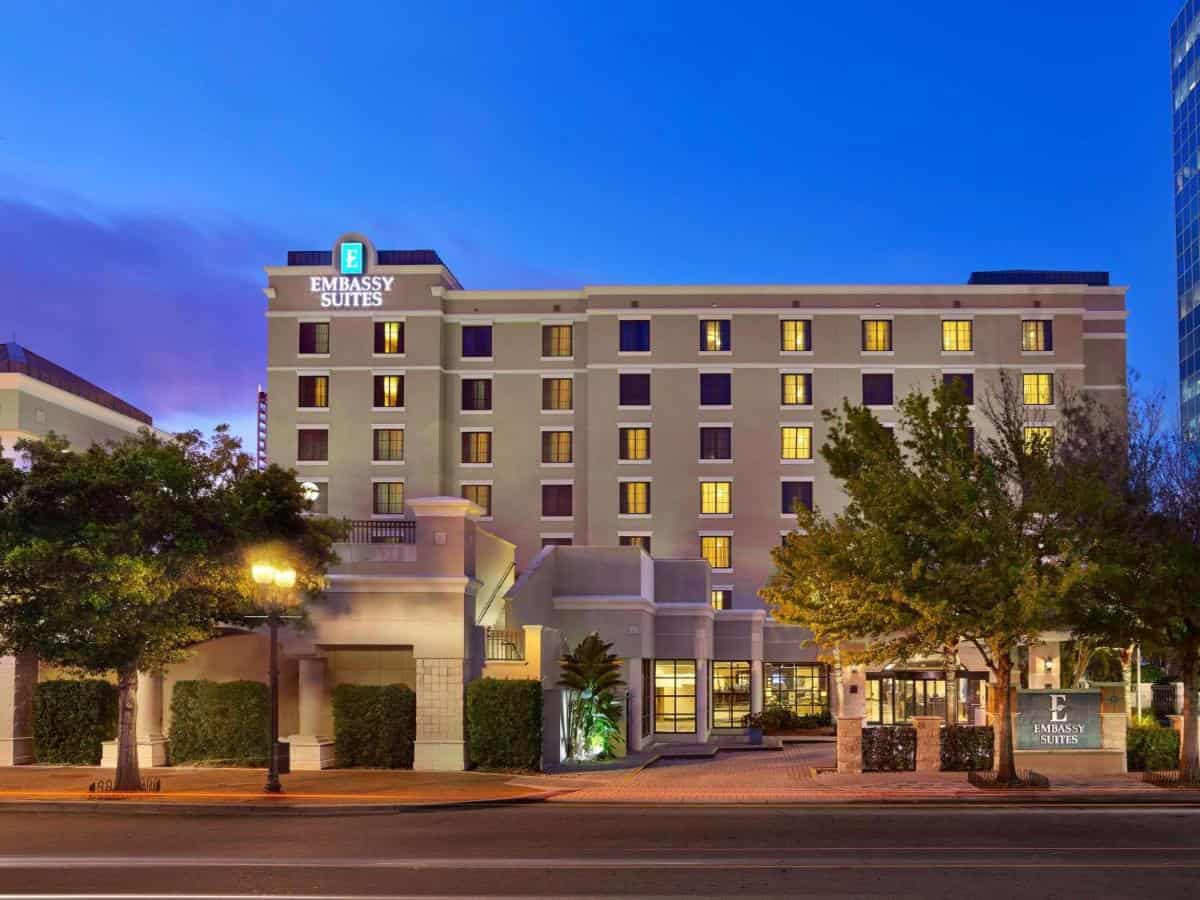 exterior front view of embassy suits by hilton orlando at dusk