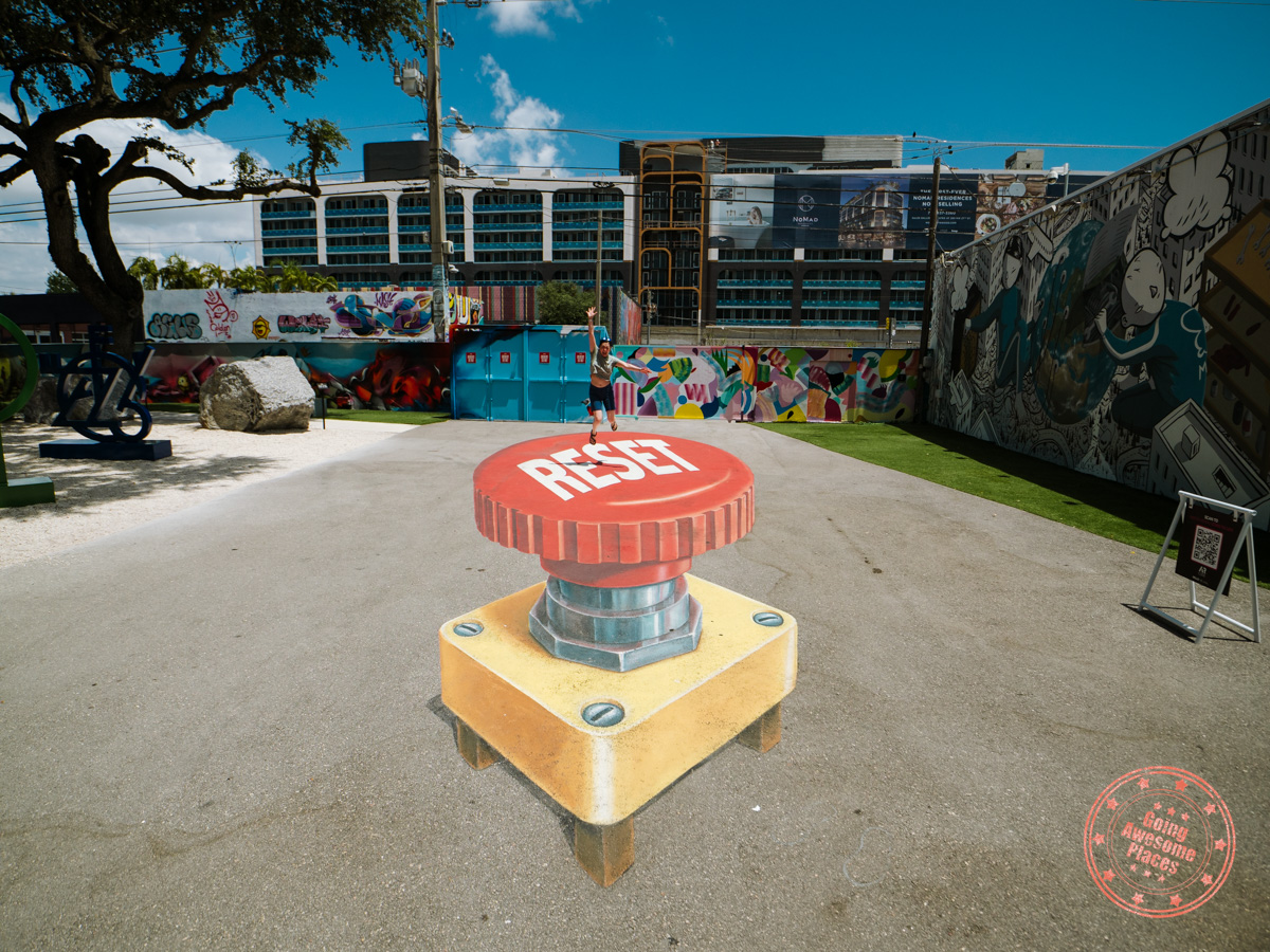 wynwood walls jumping on reset street art