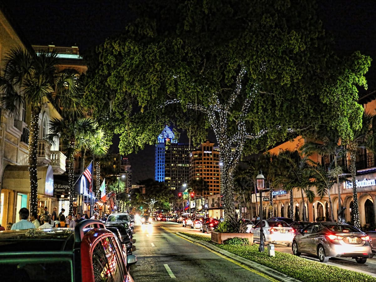 busy las olas boulevard at night